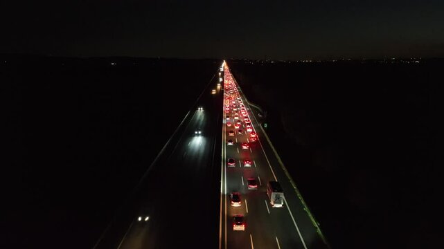 Ingorgo di veicoli in autostrada al rientro in citt&agrave;. Roma Milano, Italia. Notte.
Veduta aerea dell'autostrada con veicoli fermi per via del grande traffico dopo un week end fuori citt&agrave;.