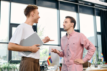 Obraz premium A handsome gay couple discusses ideas enthusiastically in a stylish workspace with bright light.