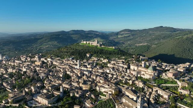 La citt&agrave; di Assisi, Umbria, Italia. Meta turistica di pellegrinaggio. 
Vista aerea di Assisi, centro religioso d'Italia. Skyline della citt&agrave; monumentale, storica e romantica.