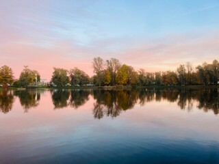 Obraz premium Beautiful tender twilights in the park, sky and trees reflection on the pond surface, evening lake in the park