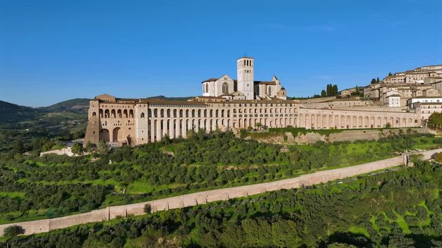 Basilica di San Francesco d'Assisi, Umbria, Italia.
Vista aerea del sacro convento in Assisi. Turisti in fila in attesa di entrare.