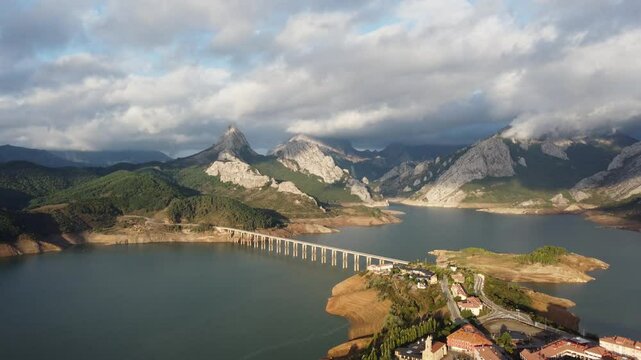 Vol au drone au dessus de Ria&ntilde;o, Espagne, et ses montagnes au coucher de soleil