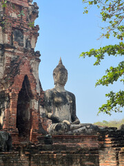 Fototapeta premium Vibrant Thailand: golden temples, lush jungles, bustling markets, and serene beaches. A blend of rich culture, stunning landscapes, and warm hospitality.