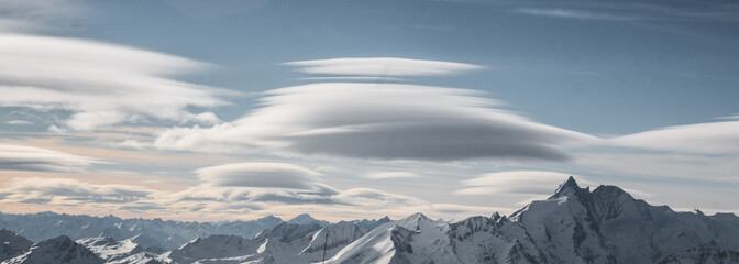 mehrschichtige F&ouml;hnwolken &uuml;ber dem Gro&szlig;glockner