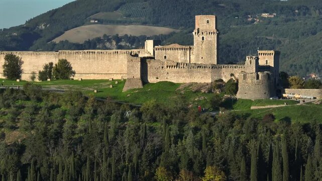 Rocca Maggiore in Assisi, Umbria, Italia.
Vista aerea della Rocca Maggiore di assisi, Perugia, meta turistica di pellegrinaggio.