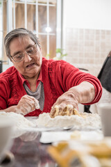 abuela cocinando junto a sus nietas recetas familiares