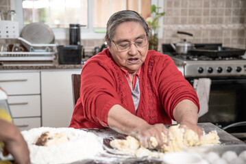 abuela cocinando junto a sus nietas recetas familiares