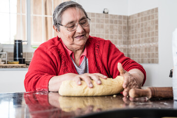 abuela alegre, amasando galletas con la ayuda de sus nietas 