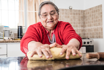 abuela alegre, amasando galletas con la ayuda de sus nietas 
