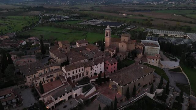 Solomeo, meta turistica dell'Umbria, provincia di Perugia. Italia.
Vista aerea della borgo di Solomeo, attrazione turistica dell'italia centrale nel comune di Corciano in provincia di Perugia.
