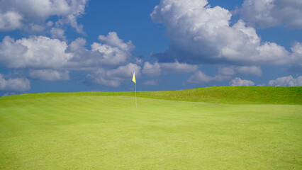Obraz premium Green grass and woods on a golf field. View of Golf Course with beautiful putting green.
