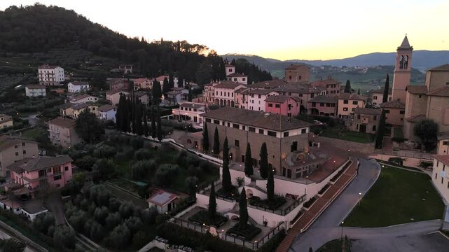 Solomeo, meta turistica dell'Umbria, provincia di Perugia. Italia.
Vista aerea della borgo di Solomeo, attrazione turistica dell'italia centrale nel comune di Corciano in provincia di Perugia.
