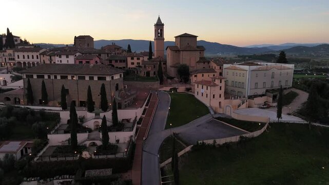 Solomeo, meta turistica dell'Umbria, provincia di Perugia. Italia.
Vista aerea della borgo di Solomeo, attrazione turistica dell'italia centrale nel comune di Corciano in provincia di Perugia.
