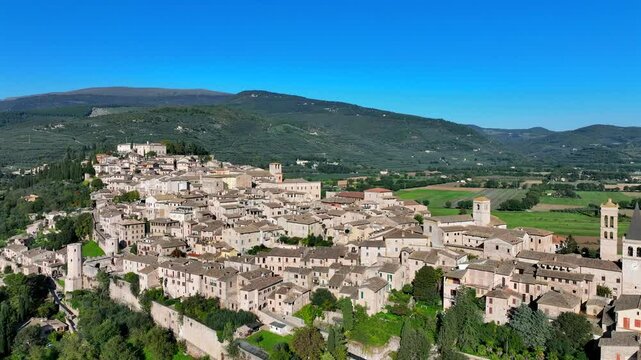 Spello, il borgo medievale dell'Umbria, meta turistica. Italia.
Vista aerea della citt&agrave; di Spello, attrazione turistica dell'italia centrale in provincia di Perugia.