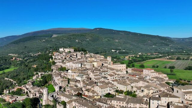 Spello, il borgo medievale dell'Umbria, meta turistica. Italia.
Vista aerea della citt&agrave; di Spello, attrazione turistica dell'italia centrale in provincia di Perugia.