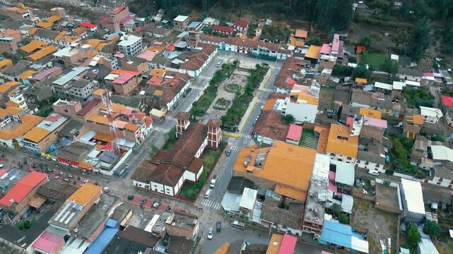 peque&ntilde;a iglesia cat&oacute;lica en una plaza adornada con naturaleza en provincia peruana de los andes 