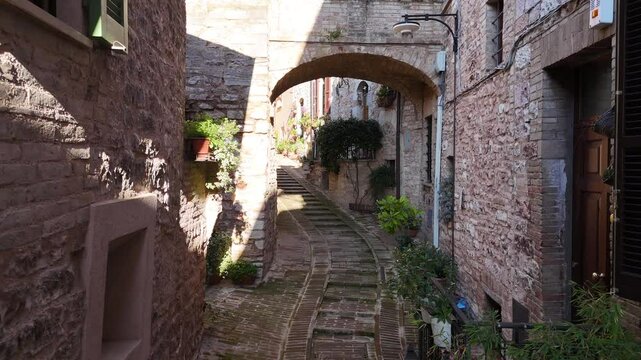 Il vicoli del centro storico di Spello, borgo medievale dell'Umbria, Italia.
Le stradine del centro di Spello lastricate con mattoncini in cotto. 