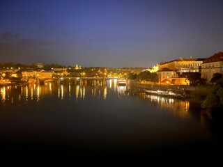 Fototapeta premium Donau in Prag am späten Abend in warmem Licht