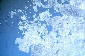 Obraz premium Light blue peeling paint on the old grunge iron surface - textured background with iron metal surface and peeling paint on it