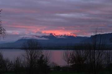 Coucher de soleil sur le lac Léman et le massif du Chablais enneigé 