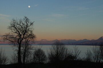 Coucher de soleil sur le lac Léman en hiver., et apparition de la lune 
