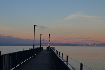 Fototapeta premium Coucher de soleil en hiver sur le débarcadère du port d'Excenevex. Lac Léman. Chablais. Alpes 