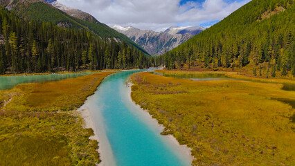Fototapeta premium the valley of the mountain river Shavla in Altai autumn