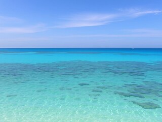 Obraz premium A serene ocean background with clear blue water and a cloudless sky, vacation, panoramic