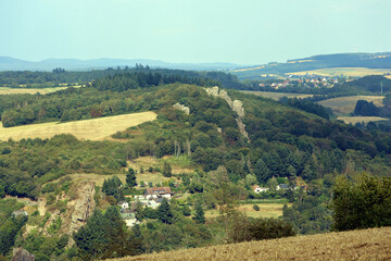 Obraz premium Die Felsgruppe Kirner Dolomiten bei Kirn im Landkreis Bad Kreuznach im deutschen Bundesland Rheinland-Pfalz. Aussicht vom Premium-Wanderweg Vitaltour 3-Burgen-Weg.