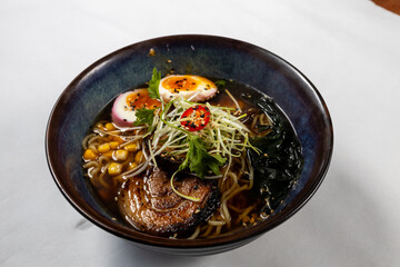 Asiatische Bowl mit Ei, Hühnchen, Teriyaki-Sauce, Sojasprossen und Glasnudeln und Reis