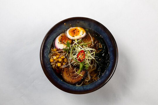 Asiatische Bowl mit Ei, H&uuml;hnchen, Teriyaki-Sauce, Sojasprossen und Glasnudeln und Reis
