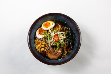 Asiatische Bowl mit Ei, Hühnchen, Teriyaki-Sauce, Sojasprossen und Glasnudeln und Reis