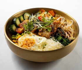 Bowl mit Gemüse, Sprossen, Reis, Hühnchen und Fisch 