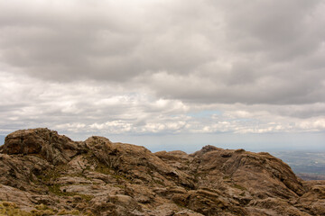 paisaje de montaña con un cielo nublado