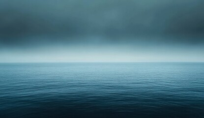Obraz premium 静かな海の水平線と薄曇りの空が広がる、穏やかな夕暮れの風景です