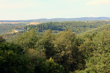 Aussicht ins Naheland und auf Schloss Wartenstein (links) bei Kirn im Landkreis Bad Kreuznach....