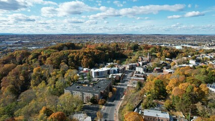 Obraz premium Aerial view of a suburban area with vibrant autumn foliage near Poestenkill Gorge
