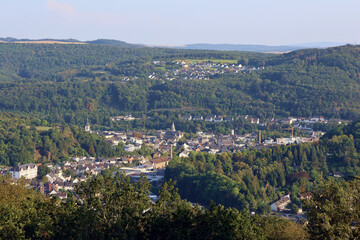 Aussicht von der Felsgruppe Kirner Dolomiten auf Kirn im Landkreis Bad Kreuznach im deutschen Bundesland Rheinland-Pfalz. Aussicht vom Premium-Wanderweg Vitaltour 3-Burgen-Weg.