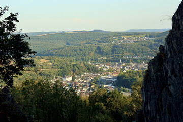 Aussicht von der Felsgruppe Kirner Dolomiten auf Kirn im Landkreis Bad Kreuznach im deutschen Bundesland Rheinland-Pfalz. Aussicht vom Premium-Wanderweg Vitaltour 3-Burgen-Weg.