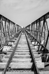 Fototapeta premium Un pont de chemin de fer traverse une rivière dans la ville de Saint Louis du Sénégal en Afrique de l'Ouest