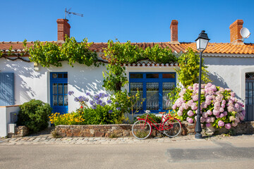 Vieux vélo rouge dans les rue d'un village de Vendée en France.