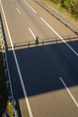 Sombra de fotografo en carretera en puente de autovía