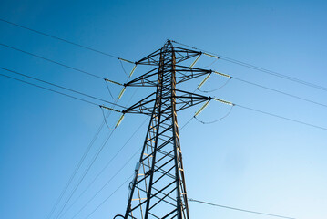 Torre met&aacute;lica de cables el&eacute;ctricos