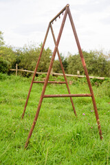 Estructura de columpios oxidado en jardín