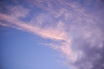 薄雲が広がる夕暮れ空_01