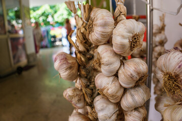Knoblauch hängend an einem Verkaufsstand in Kroatien
