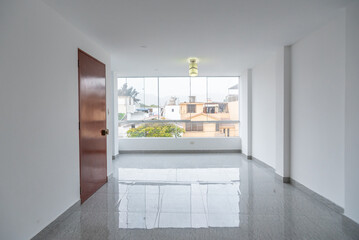 sala de departamento con mampara y vista a la calle , acabados modernos, piso de loza y paredes...