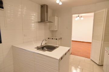 cuarto de cocina de departamento, estilo kitchenette americano con muebles altos y bajos, alacena,...