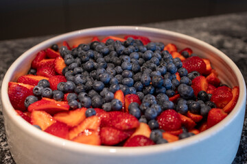 Frutillas y arándanos en frutera listos para servir, primer plano