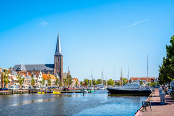 Fototapeta premium Kirche, Hafen von Harlingen, Niederlande 